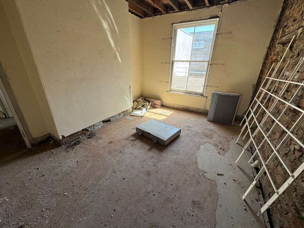 Lot: 66 - COMMERCIAL INVESTMENT AND UPPER PARTS WITH PRIOR APPROVAL FOR TWO, TWO-BEDROOM FLATS - First floor - room 2